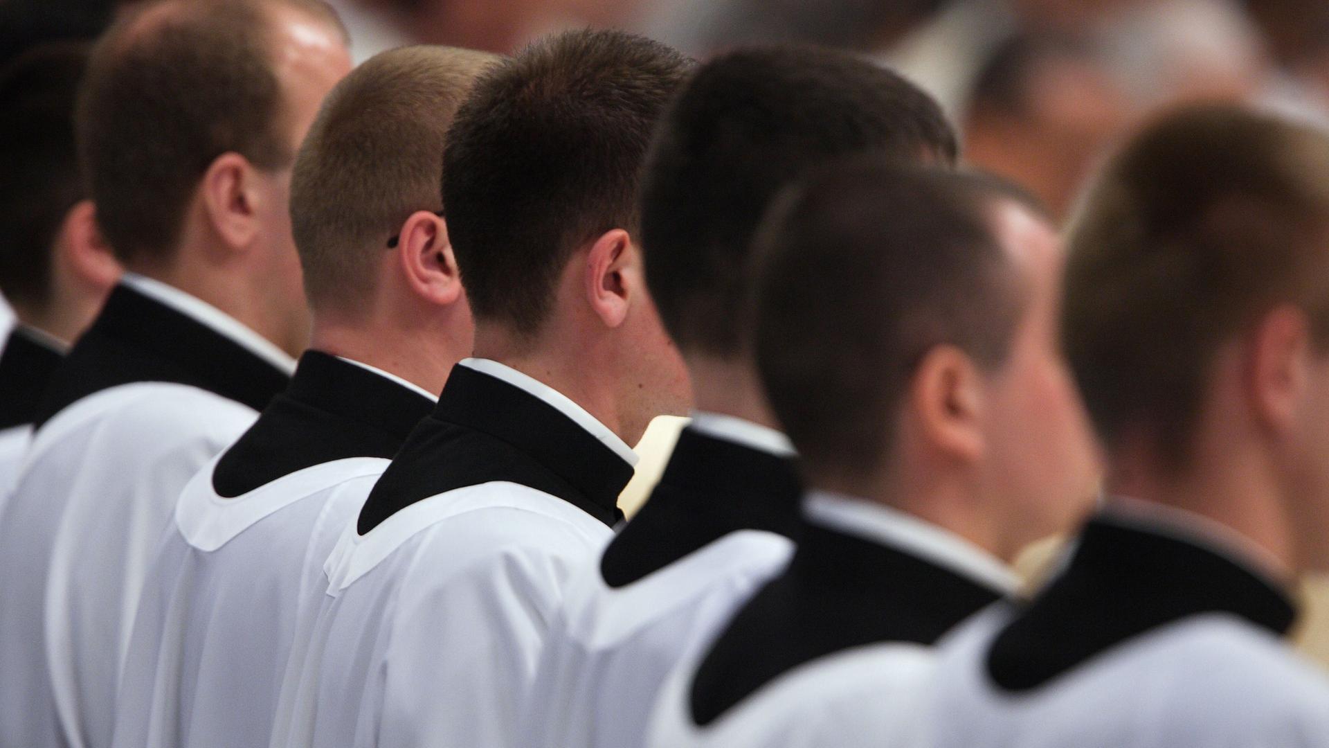 Katholische Priester im Petersdom in Rom (Archivfoto).