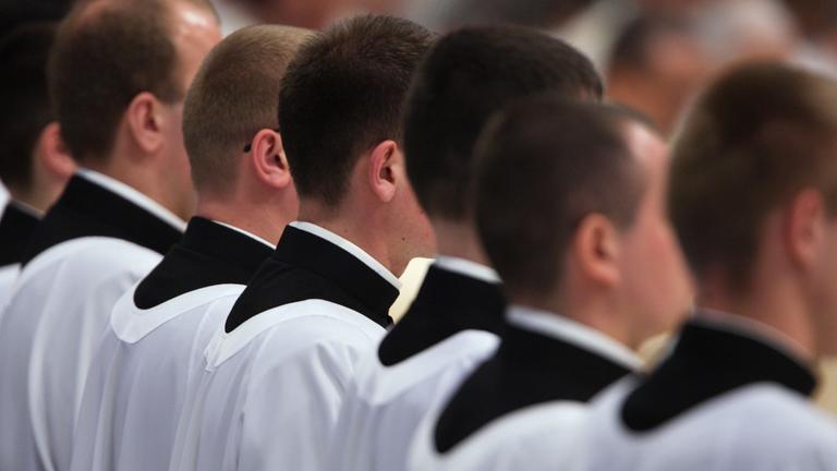 Katholische Priester im Petersdom in Rom (Archivfoto).