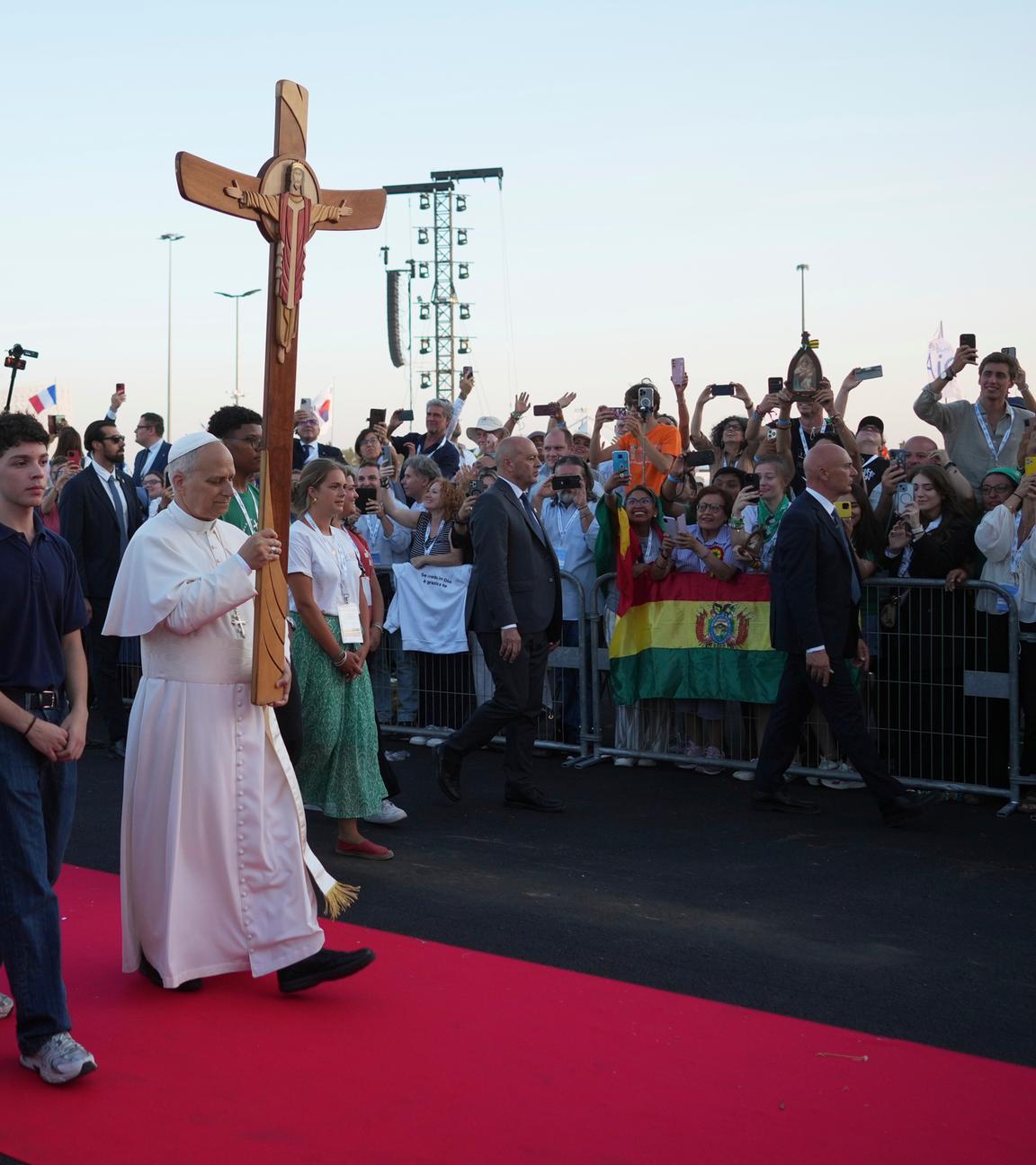  Papst Leo XIV. hält einen Gottesdienst mit jungen Menschen, die am Jugendjubiläum teilnehmen, auf dem Feld Tor Vergata.