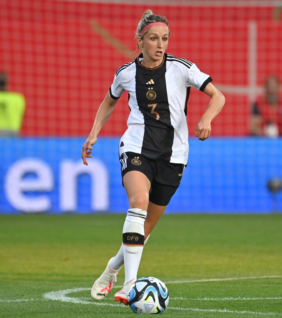 Kathrin Hendrich in Aktion