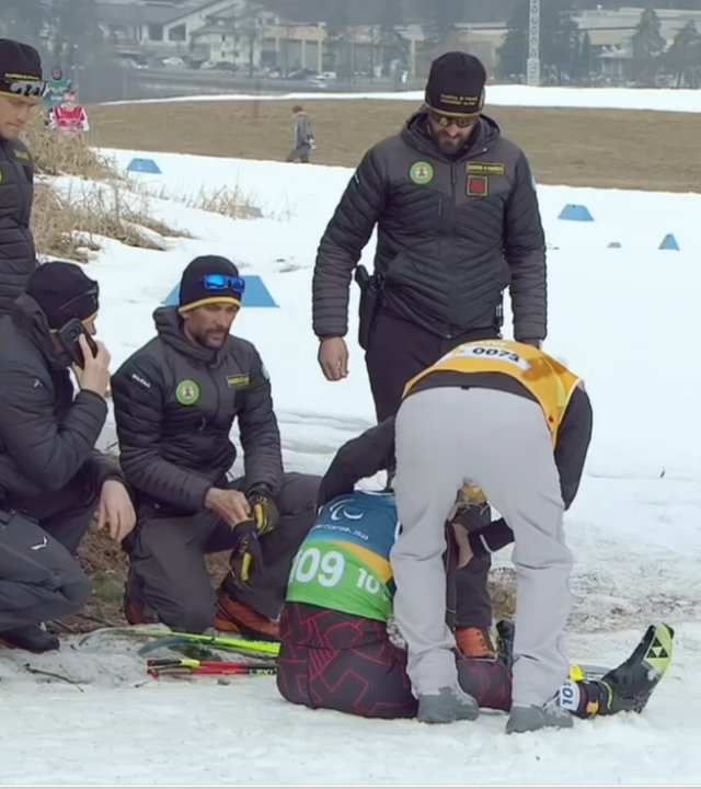 Kathrin Marchand beim Para-Langlauf, von Betreuern umringt