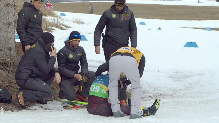 Kathrin Marchand beim Para-Langlauf, von Betreuern umringt
