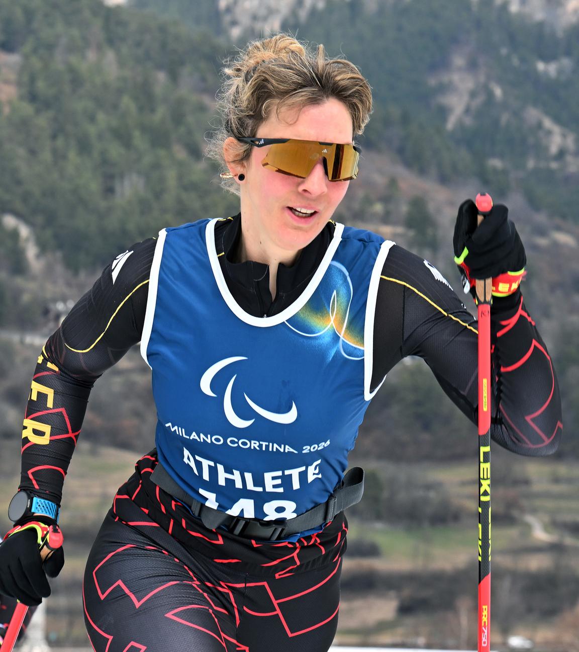 Kathrin Marchand (Deutschland) trainiert mit Ulrich Zipfel, Co-Trainer im Para Ski nordisch, bei den Paralympics im Tesero Cross-Country Skiing Stadium.