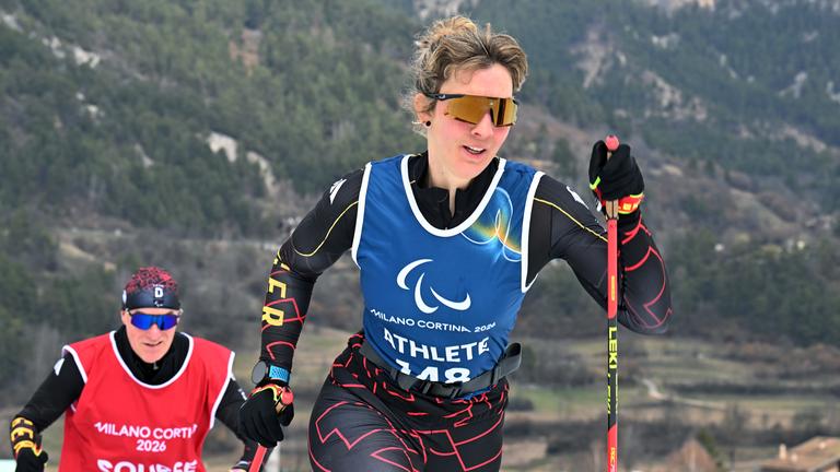 Kathrin Marchand (Deutschland) trainiert mit Ulrich Zipfel, Co-Trainer im Para Ski nordisch, bei den Paralympics im Tesero Cross-Country Skiing Stadium.