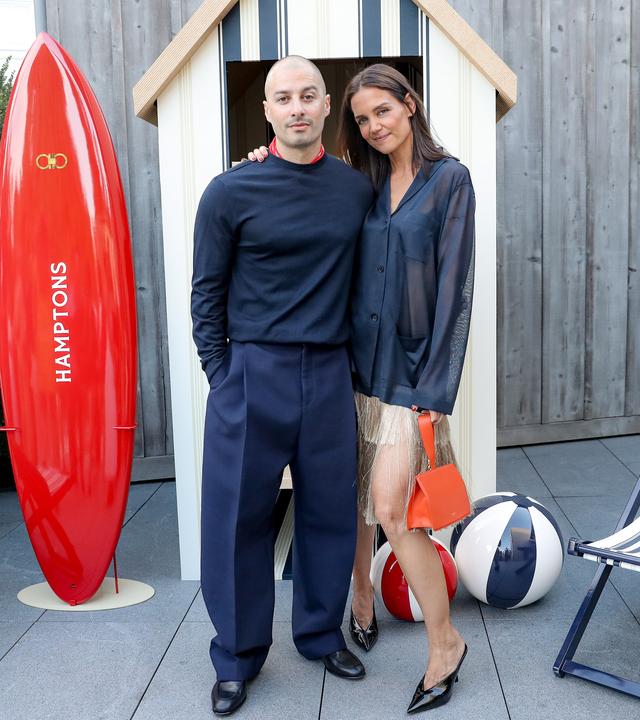 Jason Bard Yarmosky neben Katie Holmes auf einem Sommer-Event in dem Hamptons