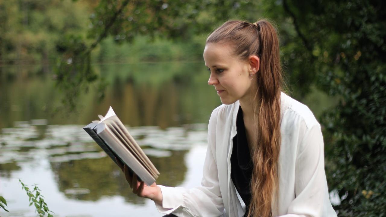 Autorin Katie Kento Katja Hemkentokrax mit einem Buch in der Hand