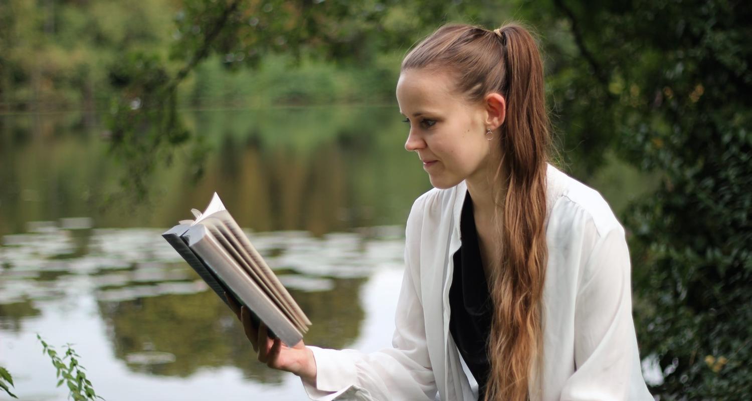 Autorin Katie Kento Katja Hemkentokrax mit einem Buch in der Hand