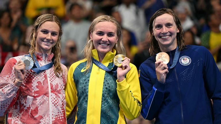 Summer Mcintosh (l), Ariane Titmus und Katie Ledecky (re).