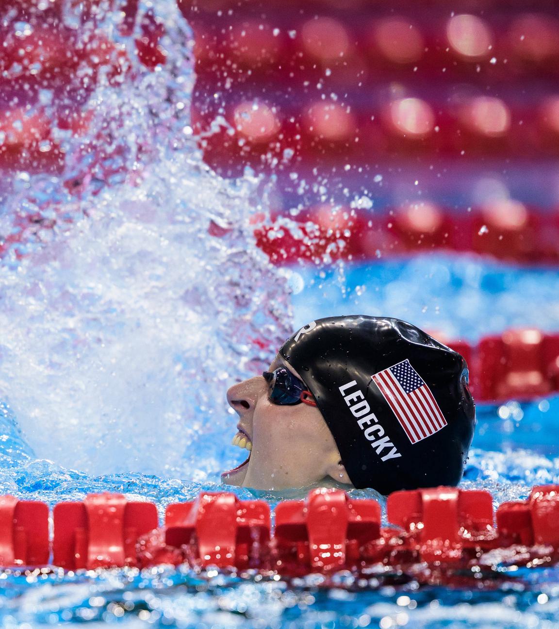 US-Amerikanerin Katie Ledecky jubelt zum Sieg über 800m Freistil.