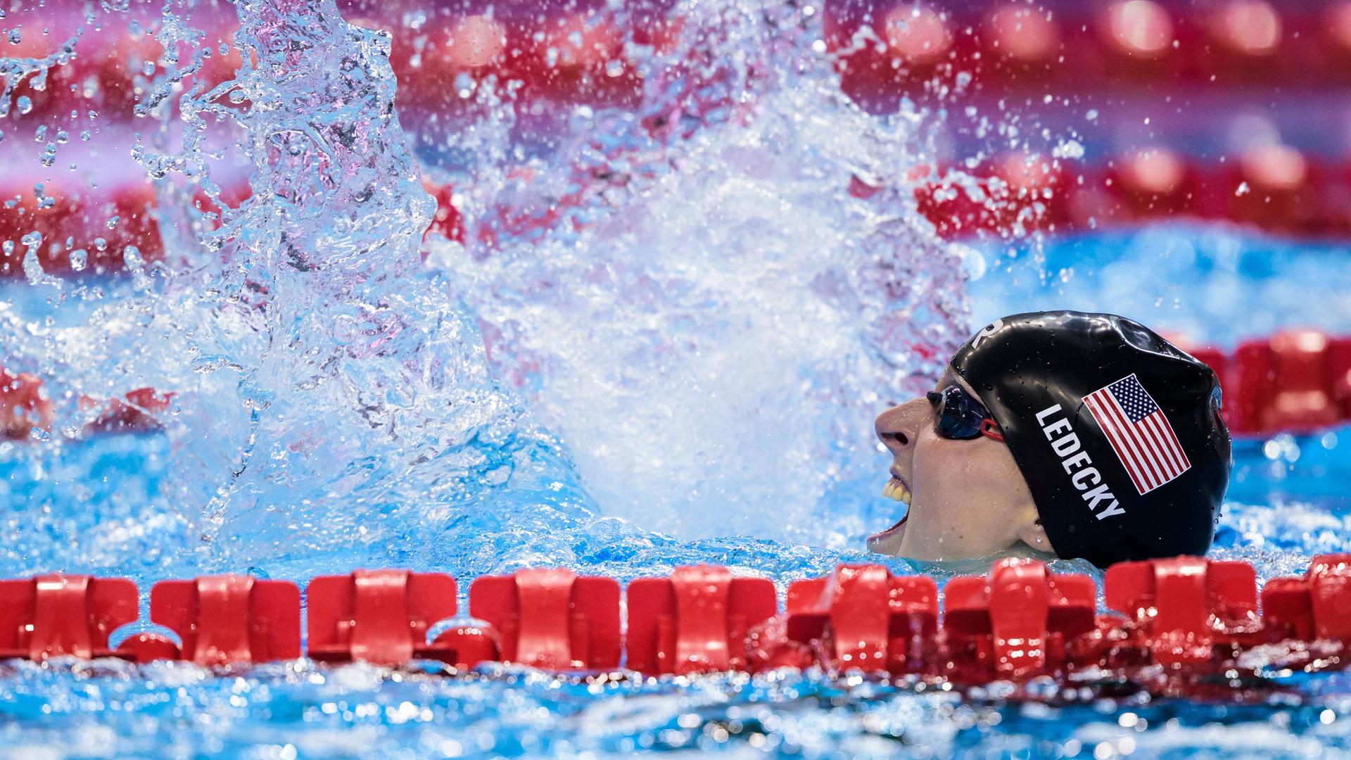 US-Amerikanerin Katie Ledecky jubelt zum Sieg über 800m Freistil.