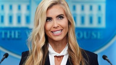 USA, Washington: Die Pressesprecherin des Weißen Hauses, Katie Zacharia, spricht mit Reportern im James-Brady-Presseraum des Weißen Hauses