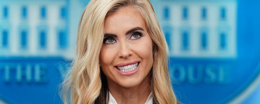USA, Washington: Die Pressesprecherin des Weißen Hauses, Katie Zacharia, spricht mit Reportern im James-Brady-Presseraum des Weißen Hauses
