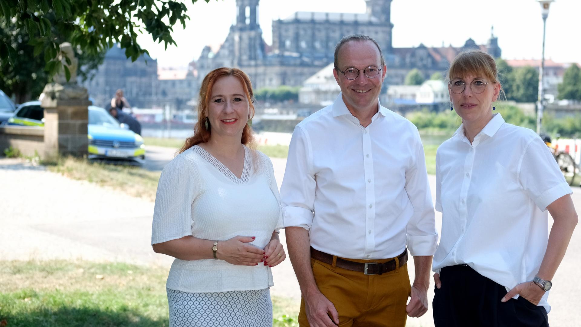 Franziska Schubert, Wolfram Günther und Katja Meier vor dem Stadtbild Dresdens
