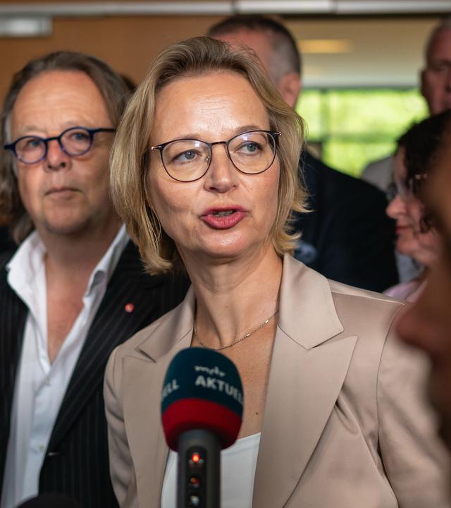Die Thüringer Finanzministerin Katja Wolf (BSW, M) gibt ein Pressestatement nach der BSW-Fraktionssitzung im Thüringer Landtag.