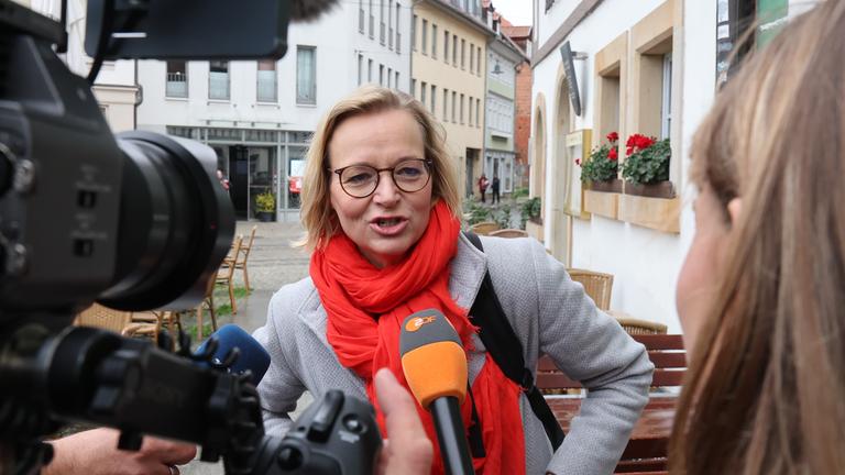 Thüringen, Erfurt: Katja Wolf, BSW-Fraktionschefin in Thüringen, spricht zu Journalisten vor Beginn eines Mitgliedertreffens des BSW-Landesverbands.