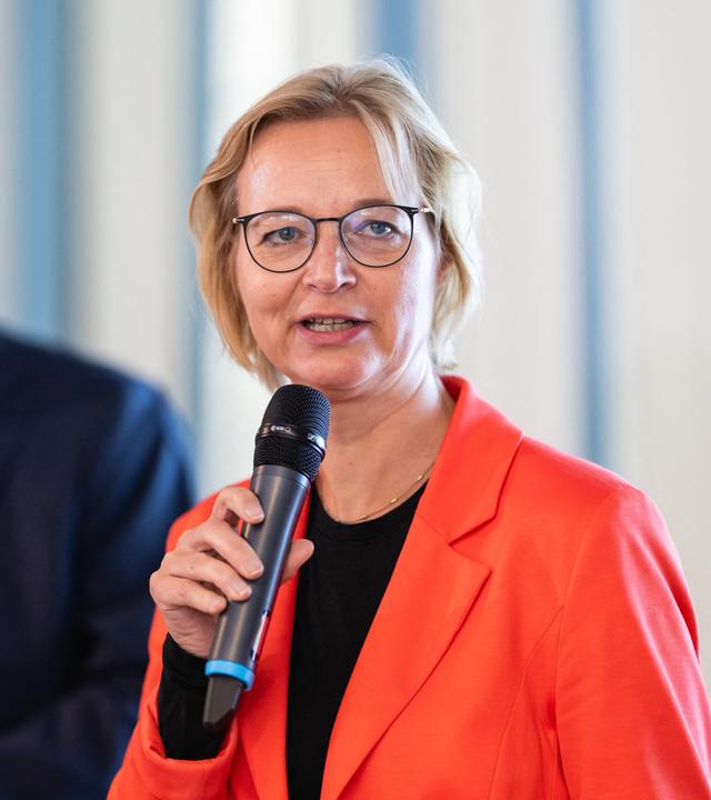 Die Thüringer Finanzministerin Katja Wolf (BSW) spricht bei der Pressekonferenz der Fraktion, neben Alexander Kästner (BSW), Mitglied des Thüringer Landtags, am 07.09.2026 in Erfurt.