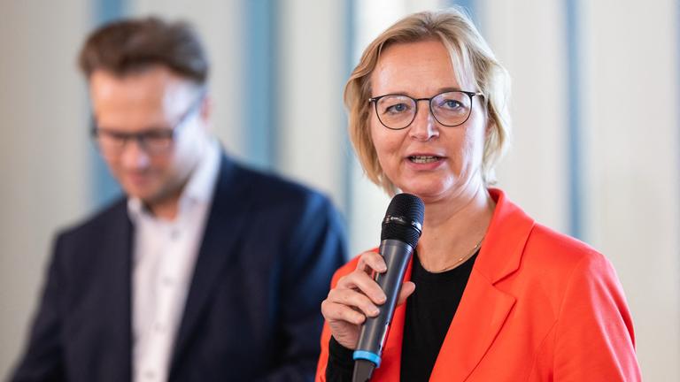 Die Thüringer Finanzministerin Katja Wolf (BSW) spricht bei der Pressekonferenz der Fraktion, neben Alexander Kästner (BSW), Mitglied des Thüringer Landtags, am 07.09.2026 in Erfurt.