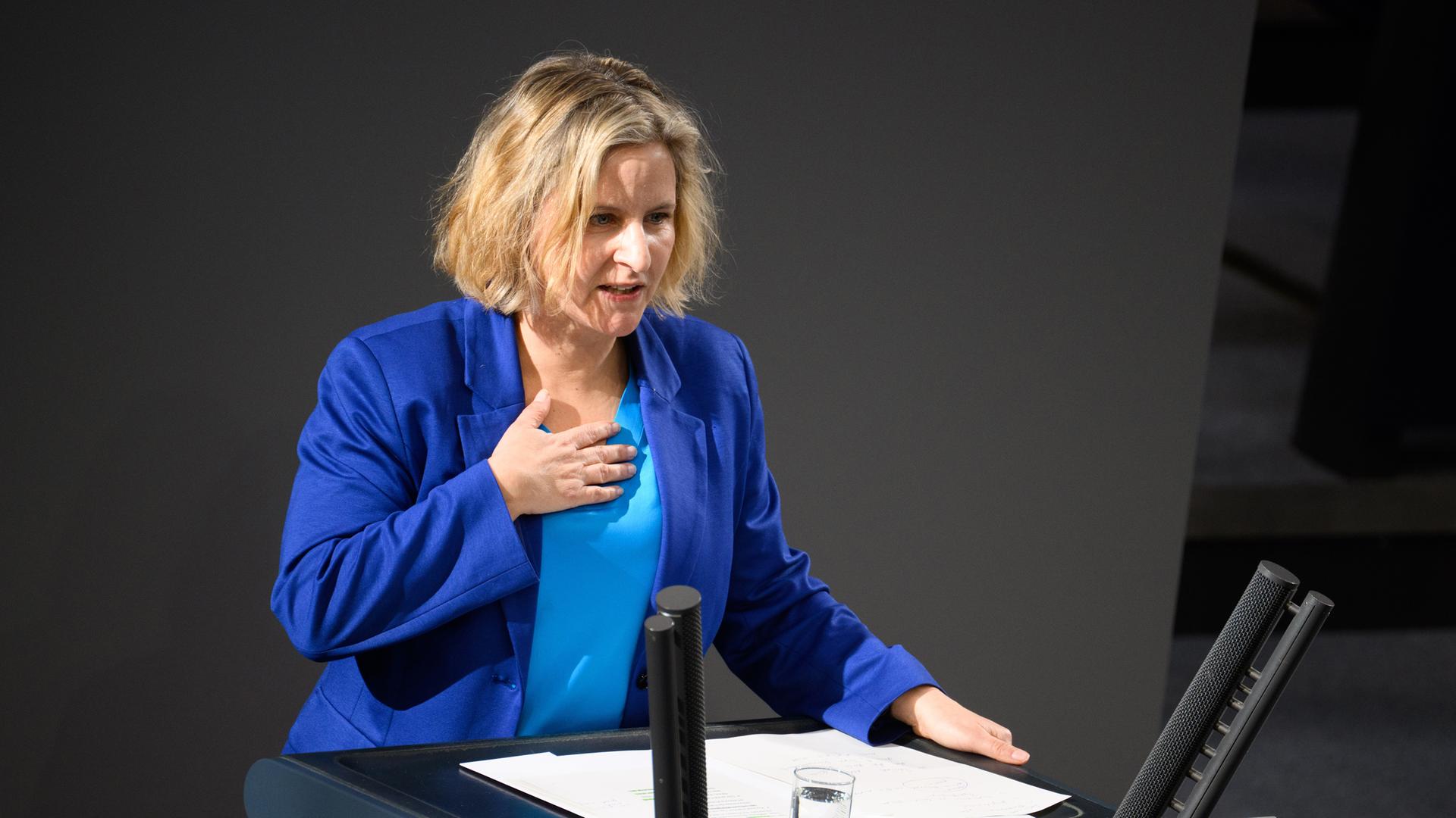 26.02.2026, Berlin: Katrin Eder (Bündnis 90/Die Grünen), Ministerin für Klimaschutz, Umwelt, Energie und Mobilität des Landes Rheinland-Pfalz, spricht bei der Debatte über das Infrastruktur-Zukunftsgesetz in der 59. Plenarsitzung der 21. Legislaturperiode im Deutschen Bundestag. 