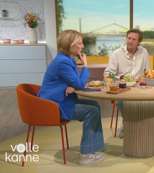 Die Journalisten Katrin Eigendorf und Carl Gierstorfer sitzen am Tisch mit Andrea Ballschuh im Volle-Kanne-Studio.