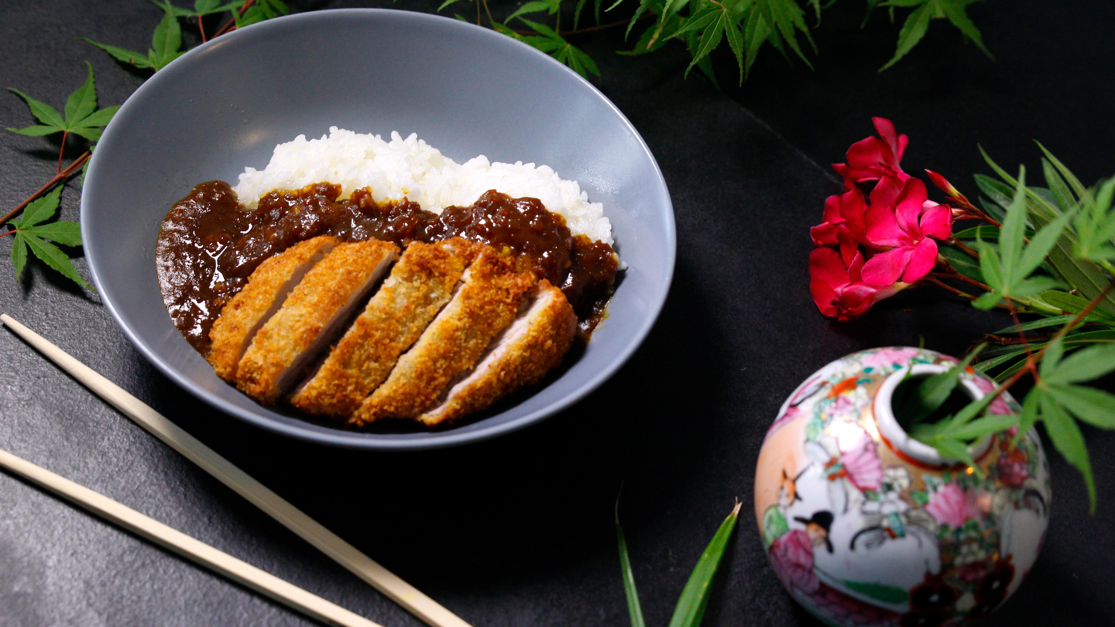Japanisches Schnitzelgericht mit Curry und Reis