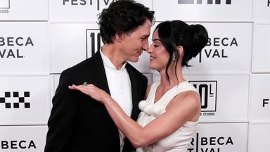 Katy Perry und Justin Trudeau zeigen sich bei der Premiere ihres neuen Films  auf einem roten Teppich.