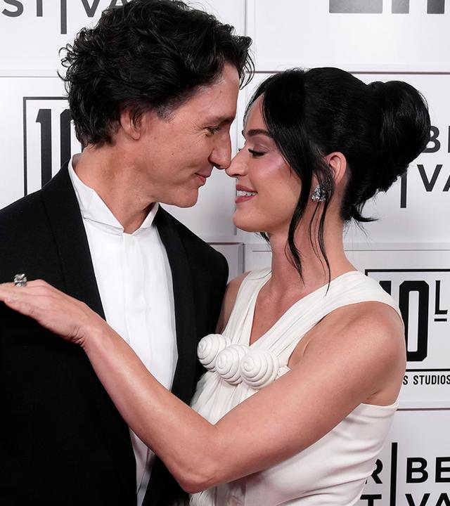 Katy Perry und Justin Trudeau zeigen sich bei der Premiere ihres neuen Films  auf einem roten Teppich.