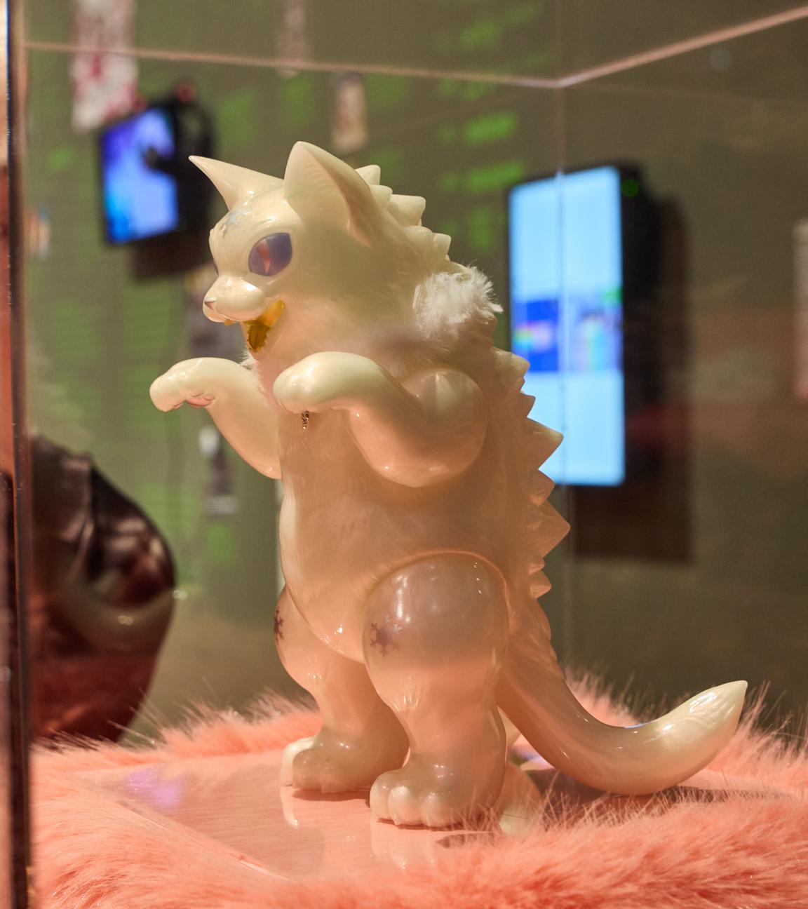 Eine Mitarbeiterin betrachtet während eines Pressetermins anlässlich der Sonderausstellung «Katzen!» im MARKK das Objekt «Snow Pearl» von Daiho Negora, 2025.