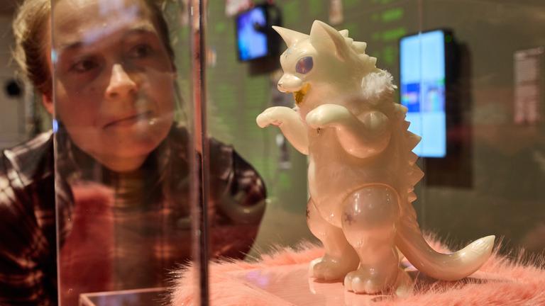 Eine Mitarbeiterin betrachtet während eines Pressetermins anlässlich der Sonderausstellung «Katzen!» im MARKK das Objekt «Snow Pearl» von Daiho Negora, 2025.