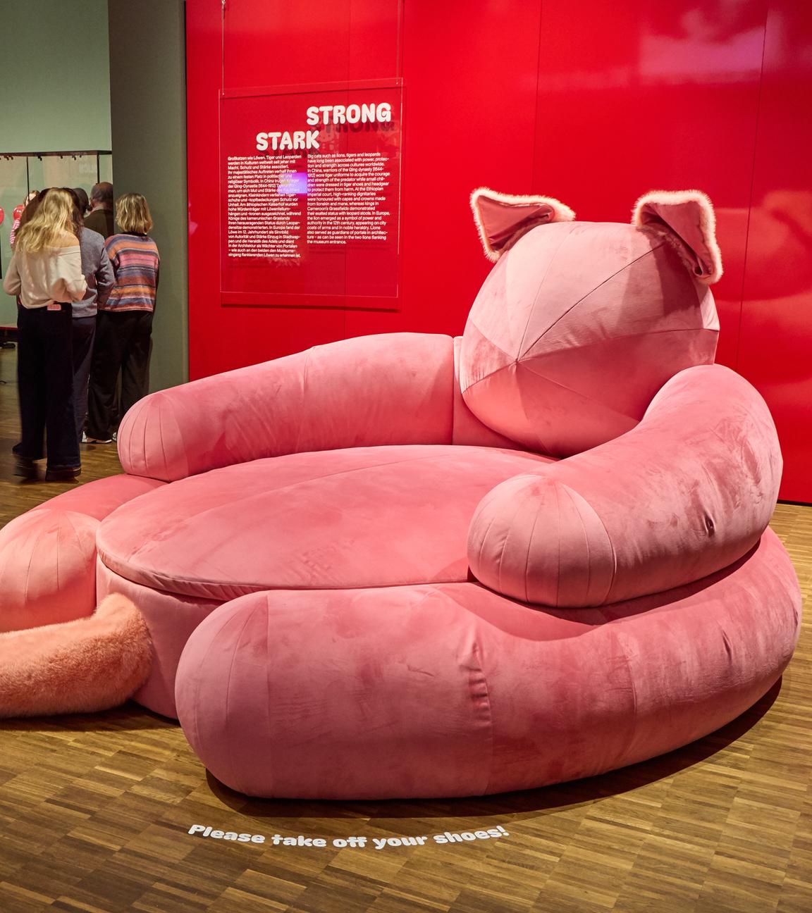 Ein Sofa in Katzenform ist in der Sonderausstellung "Katzen!" im Museum am Rothenbaum für Kunst und Kultur ausgestellt.