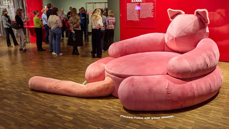 Ein Sofa in Katzenform ist in der Sonderausstellung "Katzen!" im Museum am Rothenbaum für Kunst und Kultur ausgestellt.