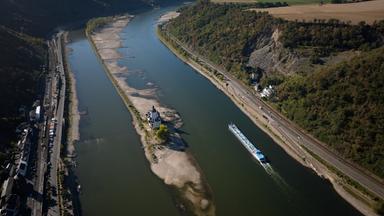 Eine Insel hat sich um die Zollburg Pfalzgrafenstein in Kaub gebildet. Trockenheit und hohe Temperaturen haben den Pegelstand sinken lassen.