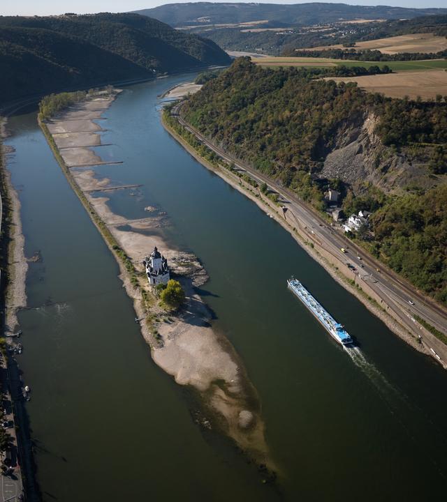 Eine Insel hat sich um die Zollburg Pfalzgrafenstein in Kaub gebildet. Trockenheit und hohe Temperaturen haben den Pegelstand sinken lassen.