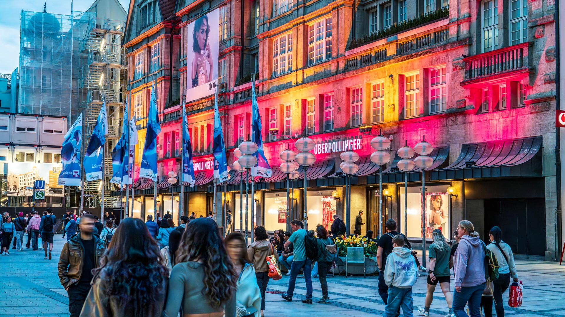 Archiv: Passanten in der Fußgängerzone vor dem Kaufhaus Oberpollinger, das Luxus-Kaufhaus gehört zur insolventen KaDeWe Group, München, April 2024