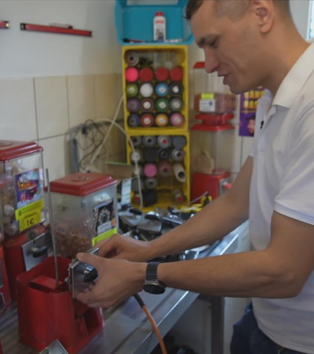 Pascal Kruse repariert Kaugummiautomaten