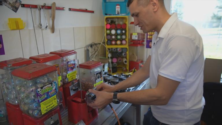 Pascal Kruse repariert Kaugummiautomaten