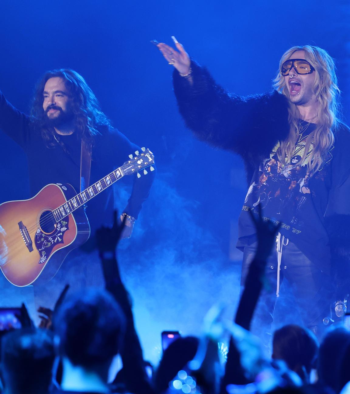 Die Brüder Tom und Bill Kaulitz treten mit ihrer Band Tokio Hotel auf während der Verleihung der 1Live-Krone im Bielefelder Ringlokschuppen.
