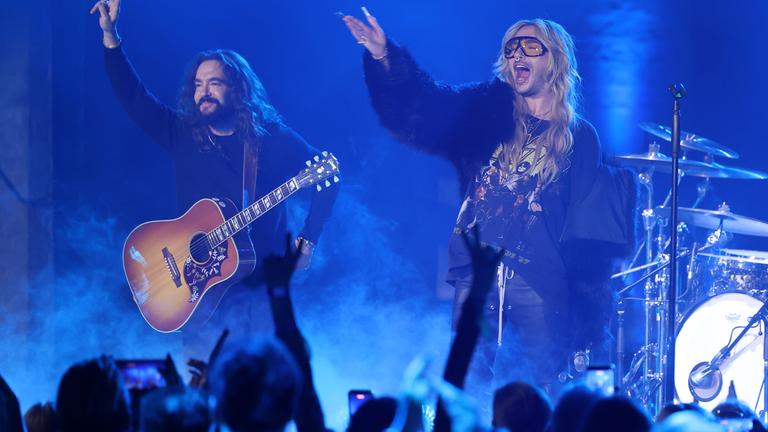 Die Brüder Tom und Bill Kaulitz treten mit ihrer Band Tokio Hotel auf während der Verleihung der 1Live-Krone im Bielefelder Ringlokschuppen.