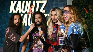 Die "Tokio Hotel"-Brüder Bill und Tom Kaulitz mit ihren Wachsfiguren bei Madame Tussauds.