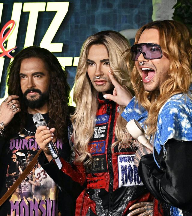 Die "Tokio Hotel"-Brüder Bill und Tom Kaulitz mit ihren Wachsfiguren bei Madame Tussauds.