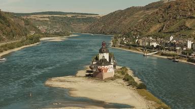 Ausgetrockneter Fluss mit niedrigem Wasserpegel