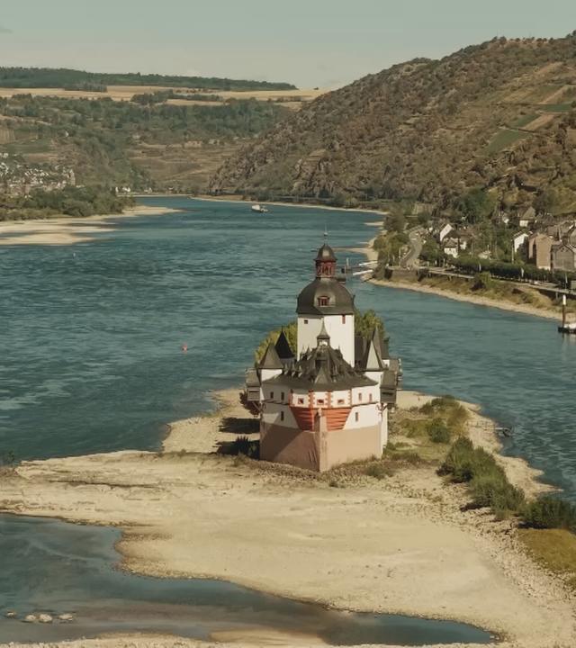 Ausgetrockneter Fluss mit niedrigem Wasserpegel