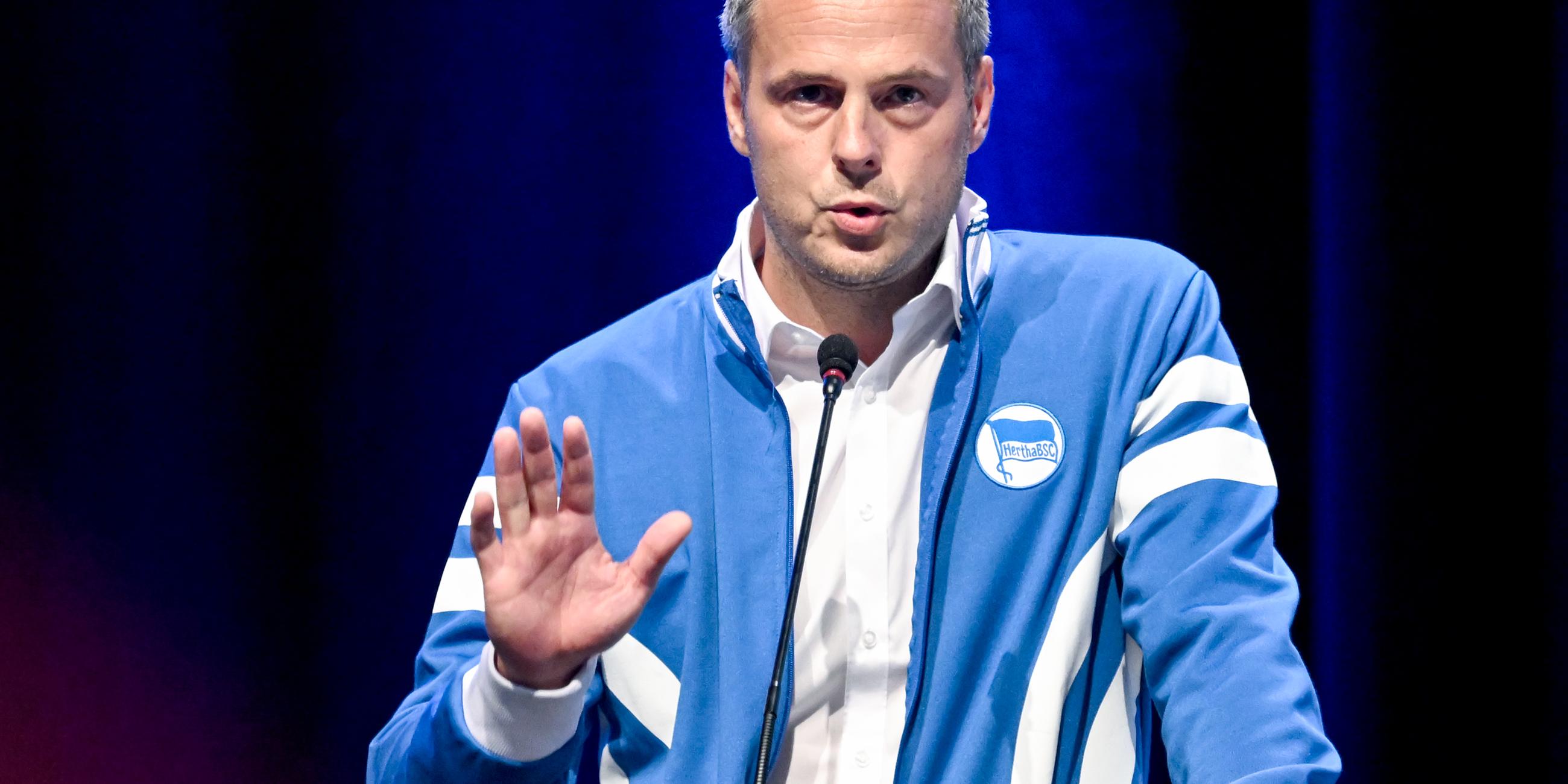 Kay Bernstein spricht auf der Mitgliederversammlung von Hertha BSC