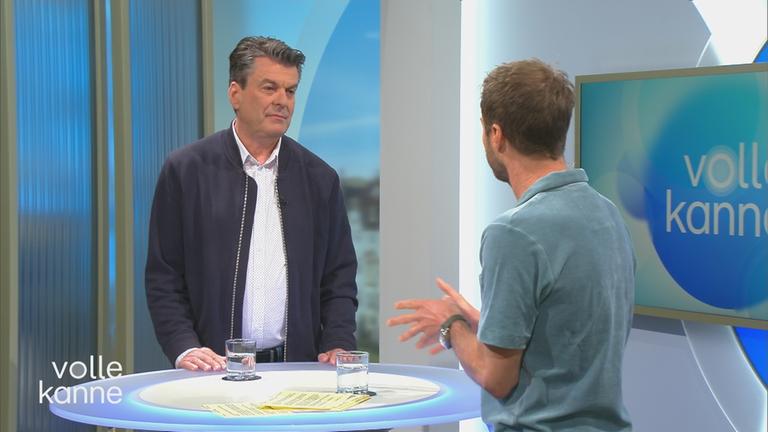 Rechtsanwalt Kay P. Rodegra im Volle-Kanne-Studio mit Moderator Florian Weiss.