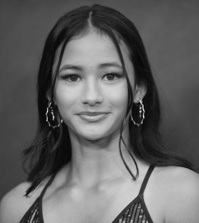 schwarz weiß Portrai-Aufnahme von US-Schauspielerin Kaylee Hottle 