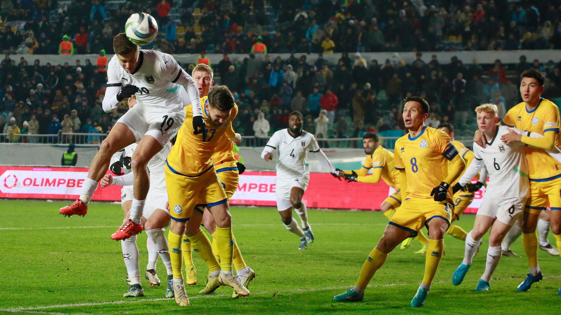 Christoph Baumgartner köpft auf das Tor der Kasachen