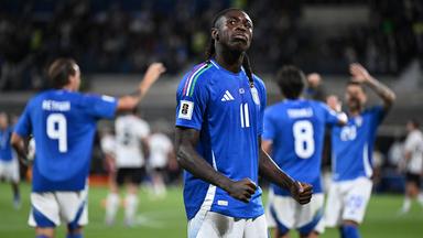 Italiens Moise Kean ballt im Spiel gegen Estland nach seinem Tor beide Fäuste und blickt nach oben