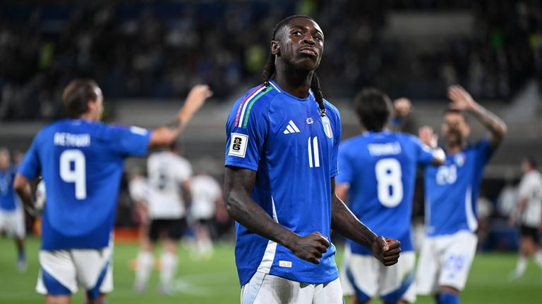 Italiens Moise Kean ballt im Spiel gegen Estland nach seinem Tor beide Fäuste und blickt nach oben