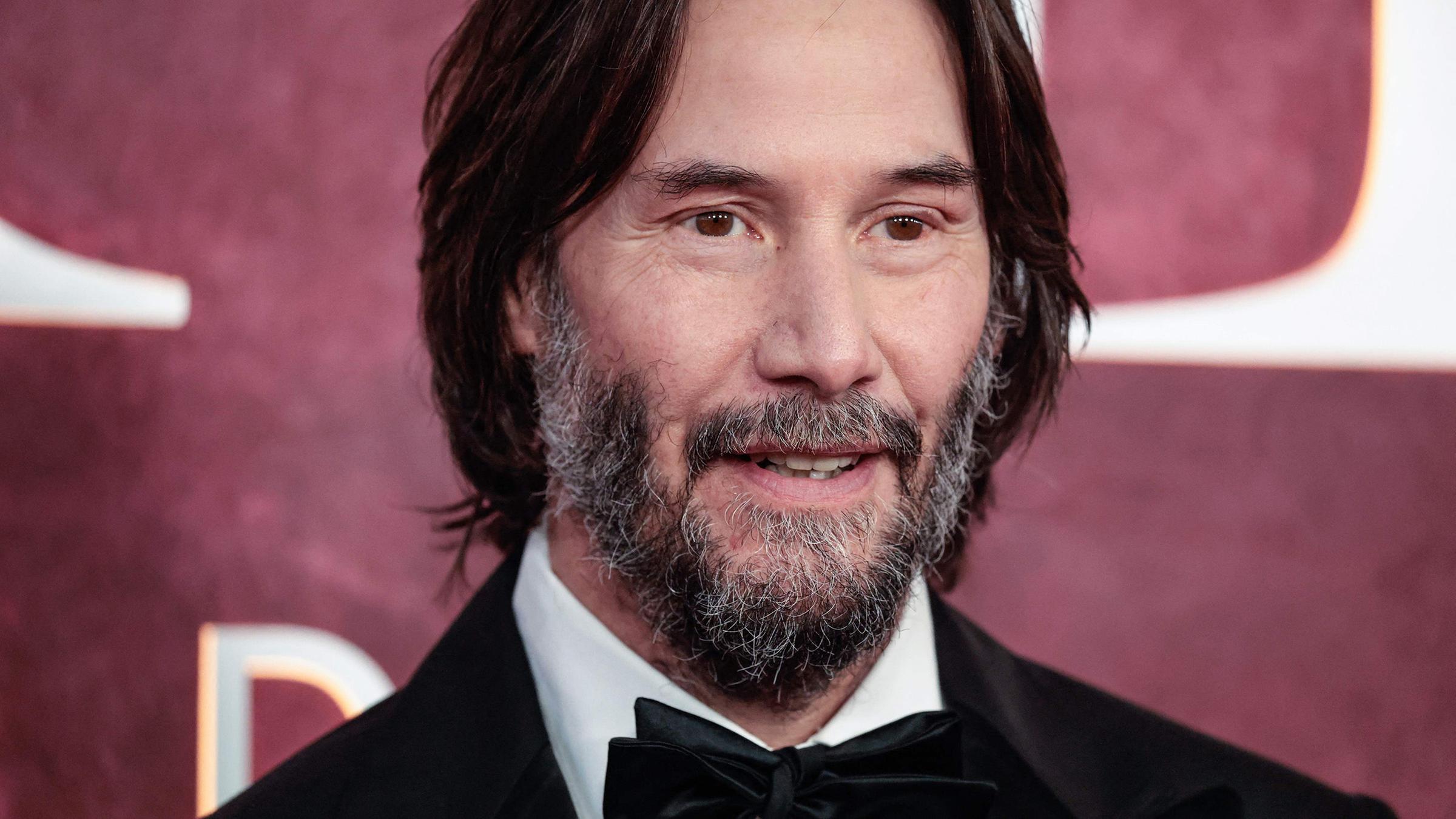 Bei einer Razzia in Chile sind sie wieder aufgetaucht: Keanu Reeves bekommt seine drei Luxusuhren zurück, die ihm 2023 gestohlen wurden, darunter eine 8000-Euro-Rolex. (30.07.2025)