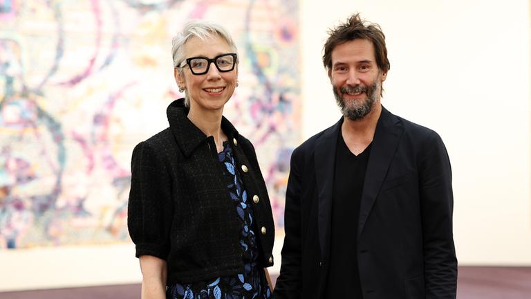 Schauspieler Keanu Reeves (rechts) posiert mit seiner Freundin Alexandra Grant auf ihrer Ausstellungseröffnung