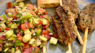 Kefta-Spieße mit Salade marocaine